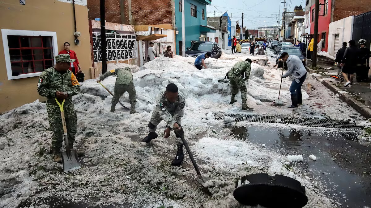 Fuerte tormenta con granizada cubrió de hielo a Puebla, México Fuerte tormenta con granizada cubrió de hielo a Puebla, México