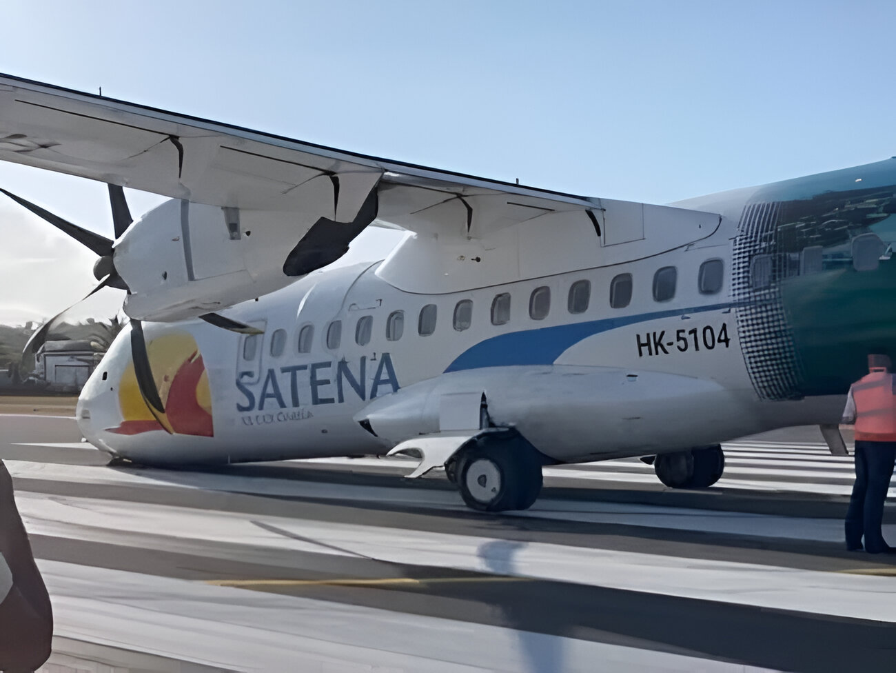 Un avión de Satena con 49 personas a bordo perdió tren delantero durante el despegue