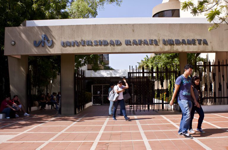 Graduados de la Universidad Rafael Urdaneta denuncian que el acto de grado se efectuó a oscuras por las fuertes lluvias