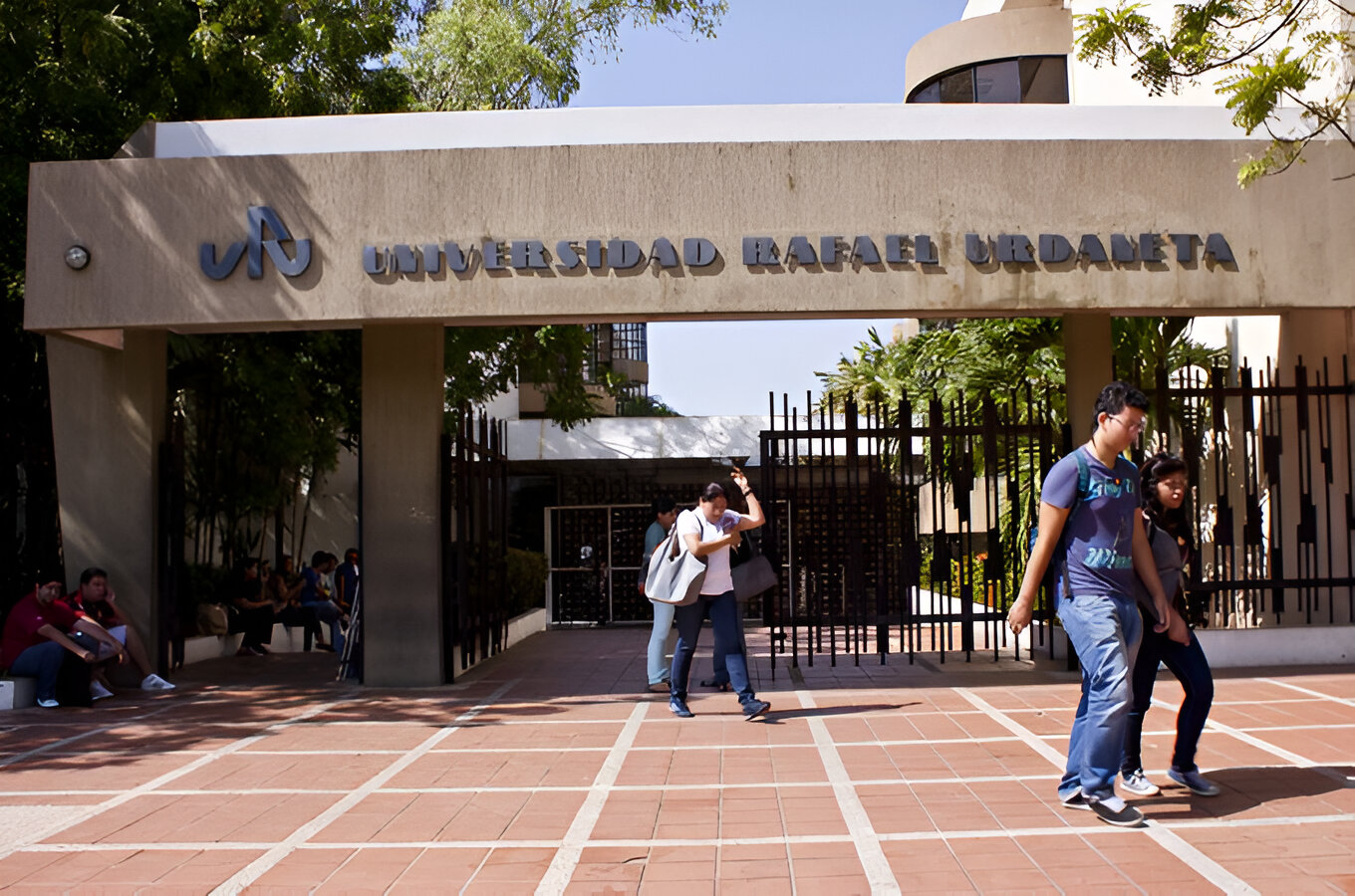 Graduados de la Universidad Rafael Urdaneta denuncian que el acto de grado se efectuó a oscuras por las fuertes lluvias