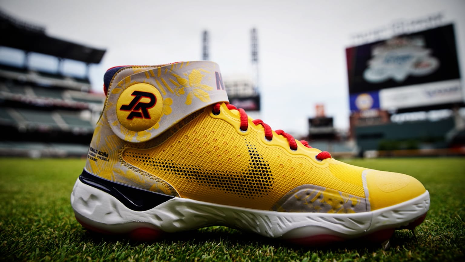 Ronald Acuña y Nike lanzan zapatos inspirados en la historia y carrera del pelotero