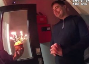 Joven llamó al 911 porque estaba solo en su cumpleaños y la policía le dio una sorpresa