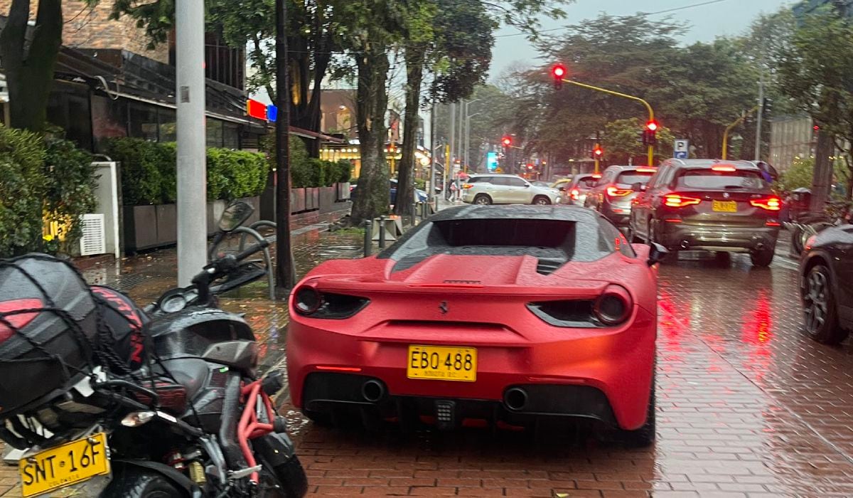 Multan a propietario de Ferrari mal estacionado en zona prohibida de Bogotá