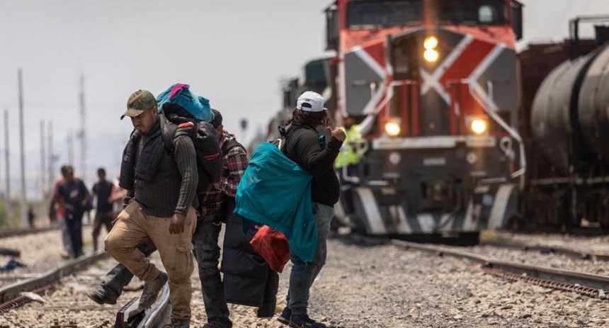 Migrantes venezolanos denuncian extorsión para subir al tren "La Bestia"