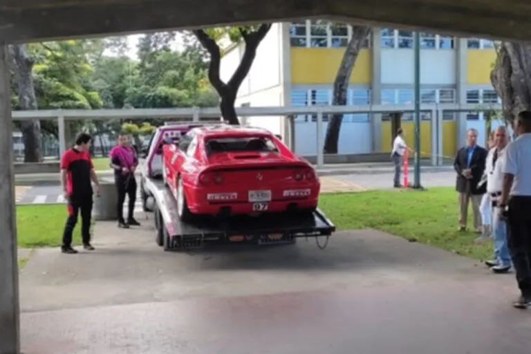 Multaron al Decano de la Facultad de Arquitectura en la UCV por modificar una puerta de acceso