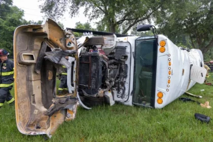 Ocho trabajadores migrantes mueren en accidente de autobús en Florida