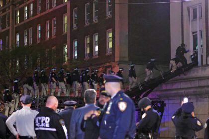 Exigen presencia policial permanente en la Universidad de Columbia tras fuertes protestas en el campus