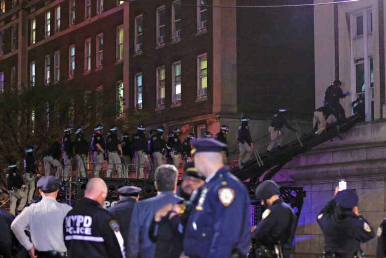 Exigen presencia policial permanente en la Universidad de Columbia tras fuertes protestas en el campus