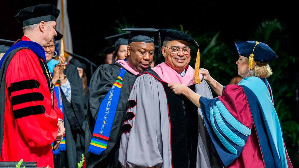 Gilberto Santa Rosa investido doctor honoris causa por Berklee College of Music