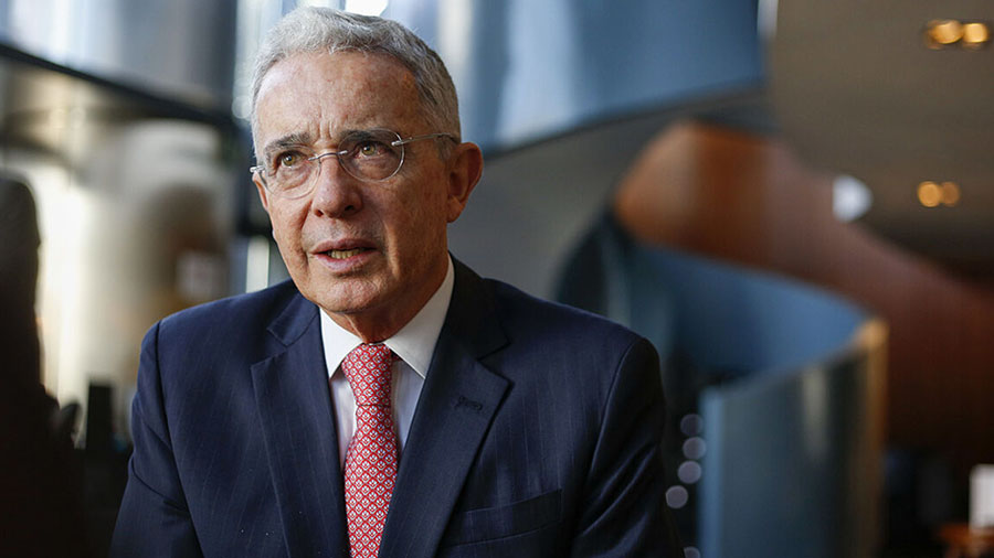 Fiscalía de Colombia acusó al expresidente Álvaro Uribe de soborno y fraude Fiscalía de Colombia acusó al expresidente Álvaro Uribe de soborno y fraude