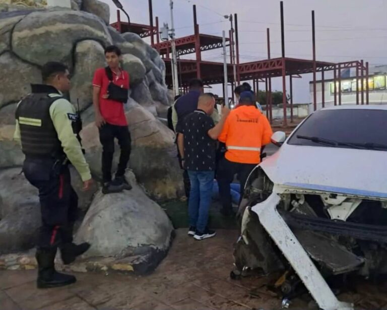 Un vehículo impactó contra el monumento de la Virgen de Coromoto en San Francisco, Zulia