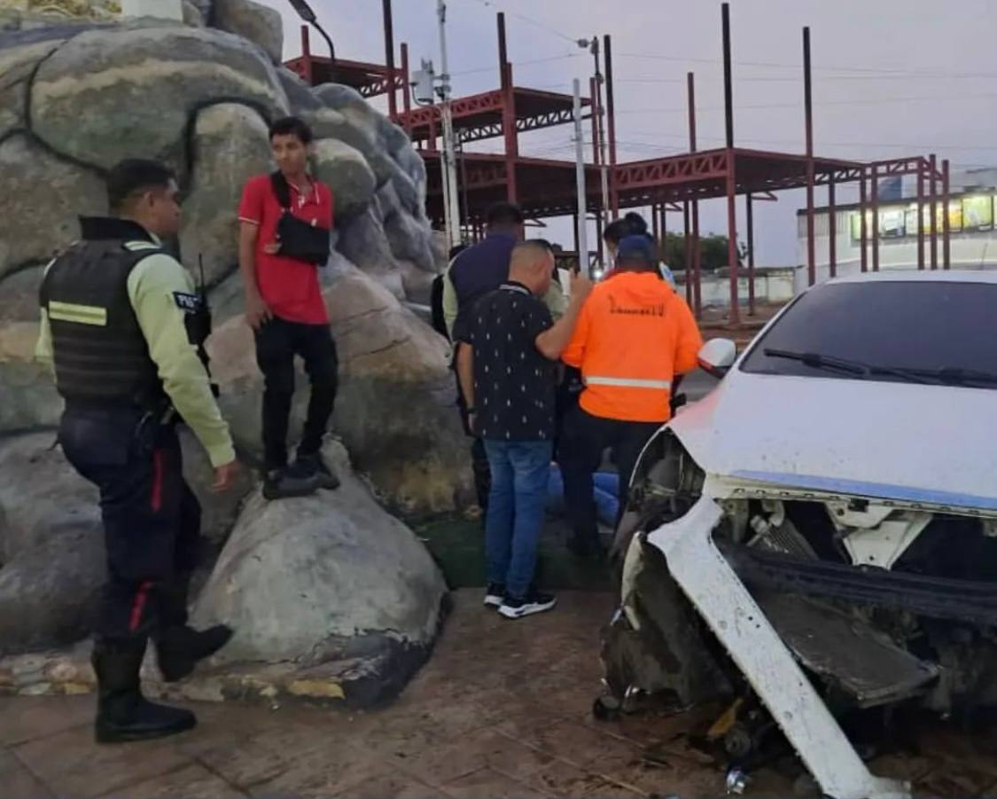 Un vehículo impactó contra el monumento de la Virgen de Coromoto en San Francisco, Zulia Un vehículo impactó contra el monumento de la Virgen de Coromoto en San Francisco, Zulia