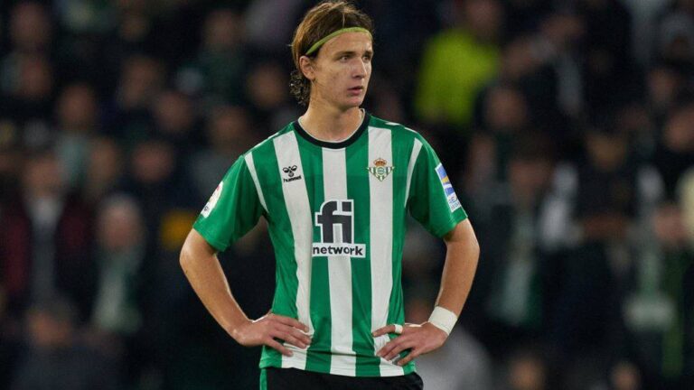 Félix Garreta, futbolista del Betis, se encuentra en la UCI y en coma inducido