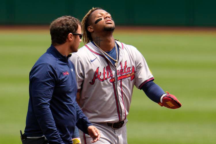 Ronald Acuña Jr. abandonó juego por insoportable dolor por lesión accidental