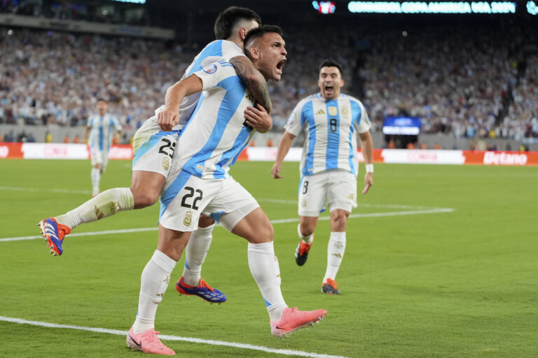 Argentina venció a Chile y se posiciona como líder del grupo