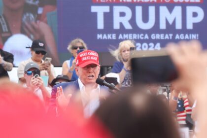 Trump critica la política fronteriza de Biden en evento en Las Vegas