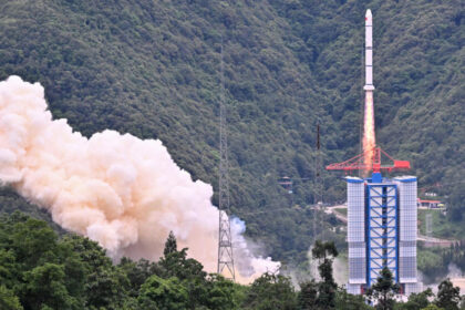 Francia y China lanzan satélite para explorar el universo
