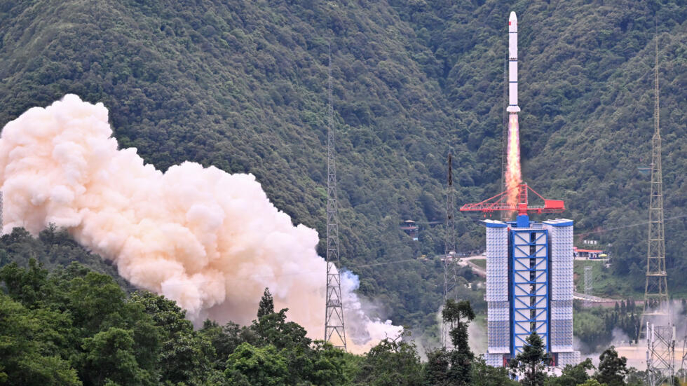 Francia y China lanzan satélite para explorar el universo Francia y China lanzan satélite para explorar el universo
