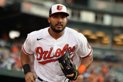 Santander suena dos cuadrangulares y los Orioles igualan serie ante los Filis