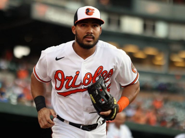 Santander suena dos cuadrangulares y los Orioles igualan serie ante los Filis Santander suena dos cuadrangulares y los Orioles igualan serie ante los Filis