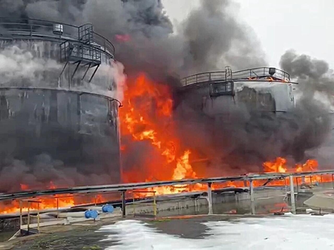 Ataque ucraniano provoca incendio en depósitos de combustible en Rusia