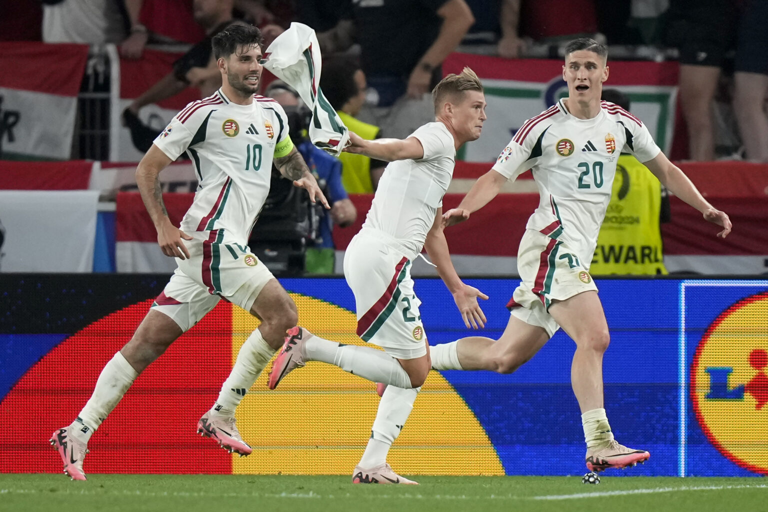 Hungría derrota a Escocia en el último minuto