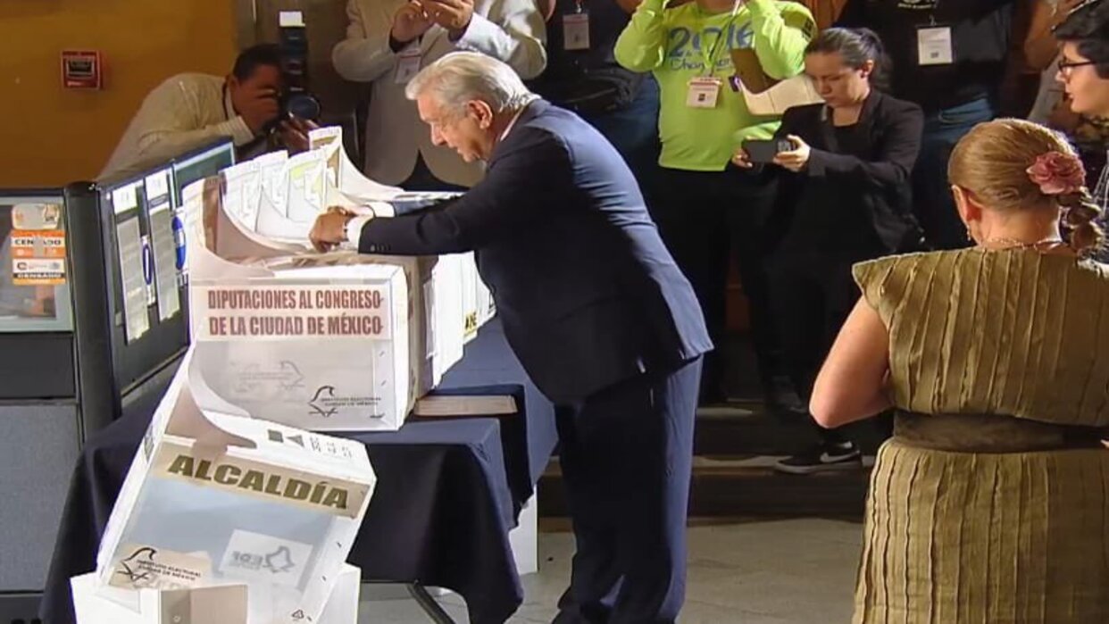 AMLO vota en las elecciones más grandes en la historia de México