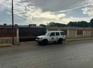 Joven apunta con un arma de fuego a su compañero de clases en Maracaibo