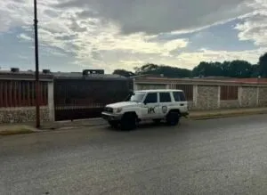 Joven apunta con un arma de fuego a su compañero de clases en Maracaibo