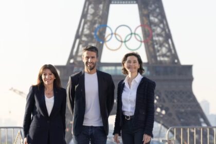 Presentan los Anillos Olímpicos en París frente a la Torre Eiffel