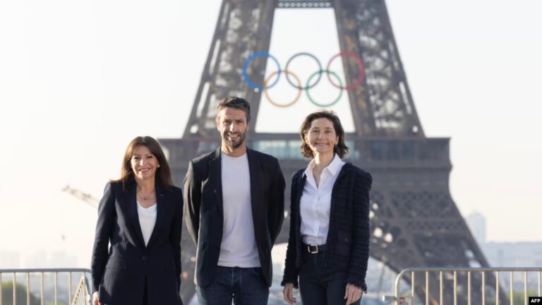 Presentan los Anillos Olímpicos en París frente a la Torre Eiffel