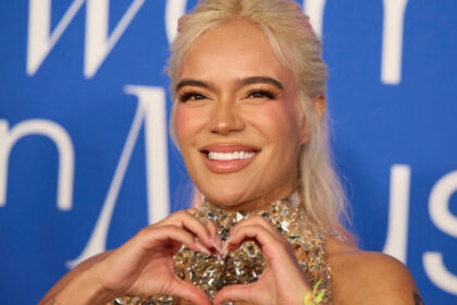 Papá de Karol G recibe premio Billboard a la Mujer del Año en nombre de su hija