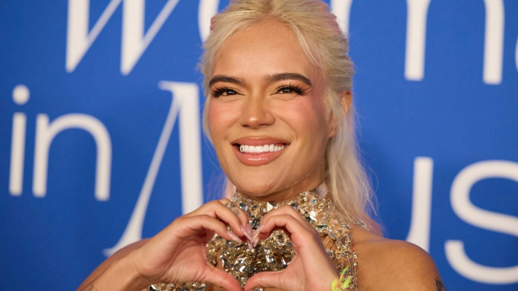 Papá de Karol G recibe premio Billboard a la Mujer del Año en nombre de su hija Papá de Karol G recibe premio Billboard a la Mujer del Año en nombre de su hija