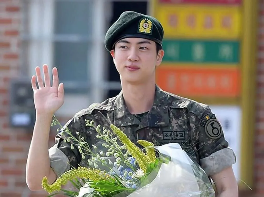 Jin se convierte en el primer BTS en culminar su servicio militar obligatorio