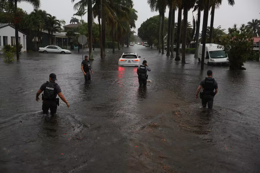 Lluvias torrenciales causan inundaciones y caso en Florida Lluvias torrenciales causan inundaciones y caso en Florida