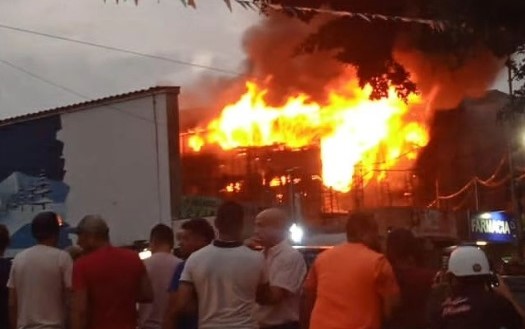 Incendio de gran magnitud consumió un galpón en Valera, Trujillo Incendio de gran magnitud consumió un galpón en Valera, Trujillo