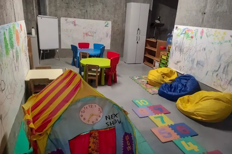 Ucrania construye escuelas subterráneas para garantizar educación presencial