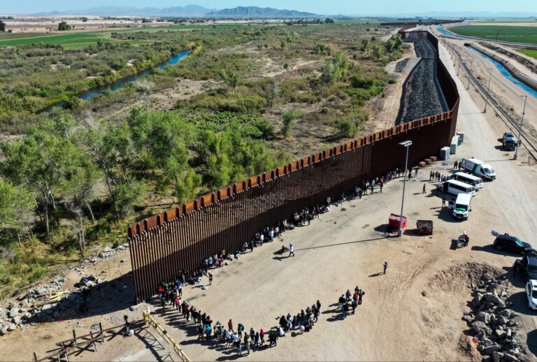 Disminuyen arrestos en la frontera de Estados Unidos tras restricciones de asilo
