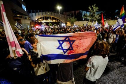 Israelíes exigen la renuncia de Benjamin Netanyahu