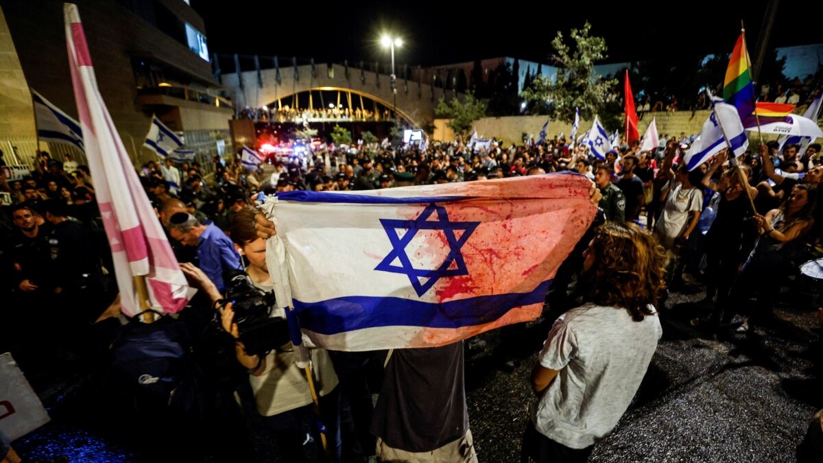 Israelíes exigen la renuncia de Benjamin Netanyahu Israelíes exigen la renuncia de Benjamin Netanyahu