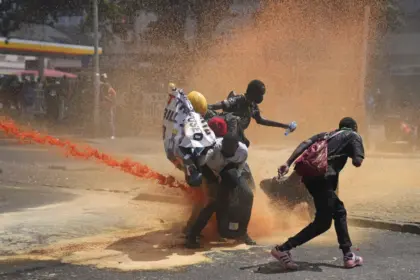 Manifestantes incendian el Parlamento de Kenia en medio de protestas