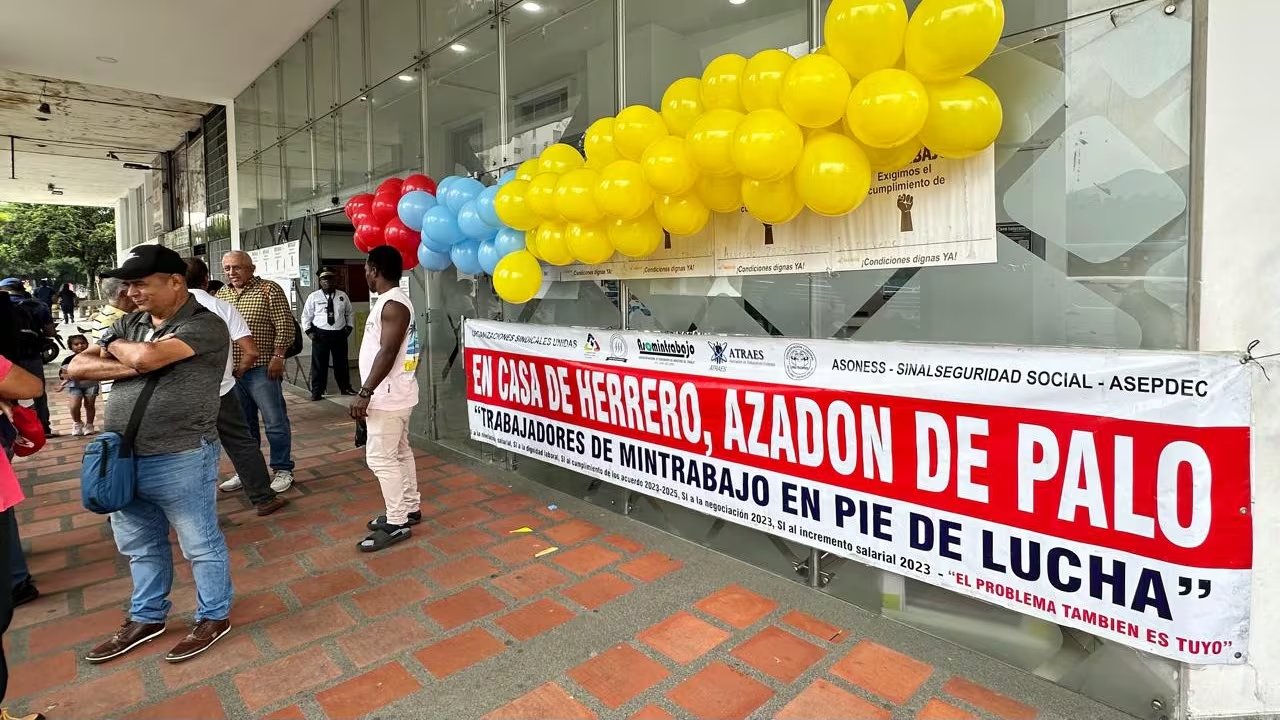 Ministro encargado del Trabajo en Colombia exige a los sindicatos detener la huelga