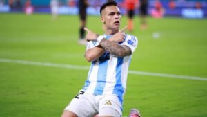 Argentina vence a Perú y se clasifica como líder de grupo a la siguiente fase