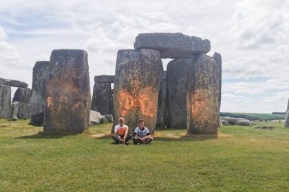 Activistas climáticos pintan Stonehenge de naranja