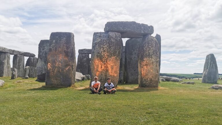 Activistas climáticos pintan Stonehenge de naranja