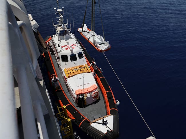 Naufragio de un velero con migrantes en Italia deja 50 desaparecidos Naufragio de un velero con migrantes en Italia deja 50 desaparecidos