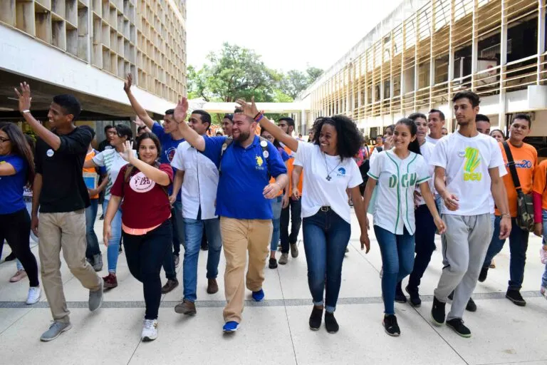 UCAB señala que el 36% de universitarios graduados planea seguir en el país