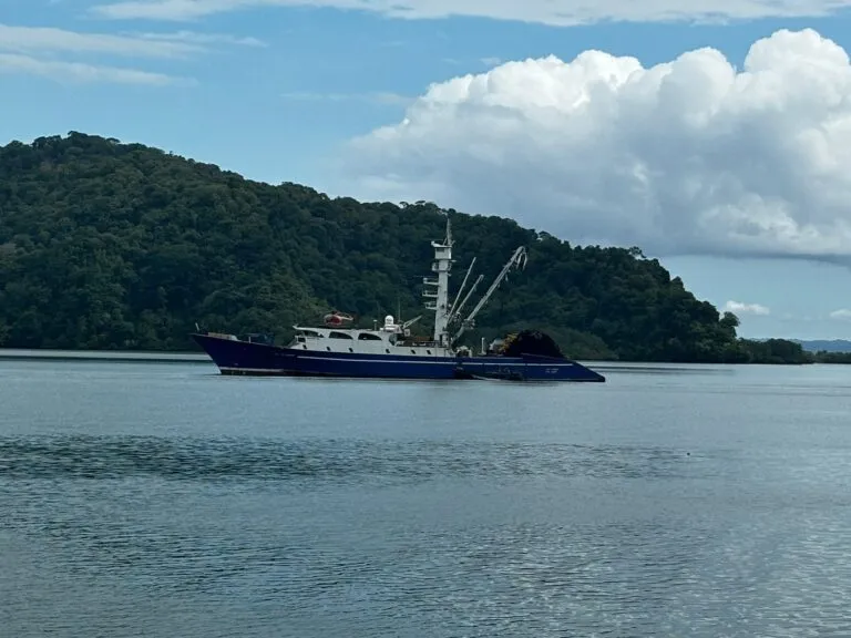 Rescatan en un barco, inmigrantes víctimas de explotación laboral