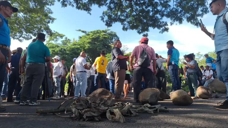 Militares retirados bloquean carreteras en Guatemala para exigir bono de guerra
