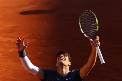 Carlos Alcaraz venció a Jannik Sinner y accede a la final de Roland Garros